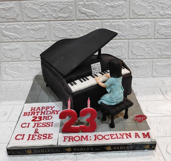 Kue uang tahun anak main piano